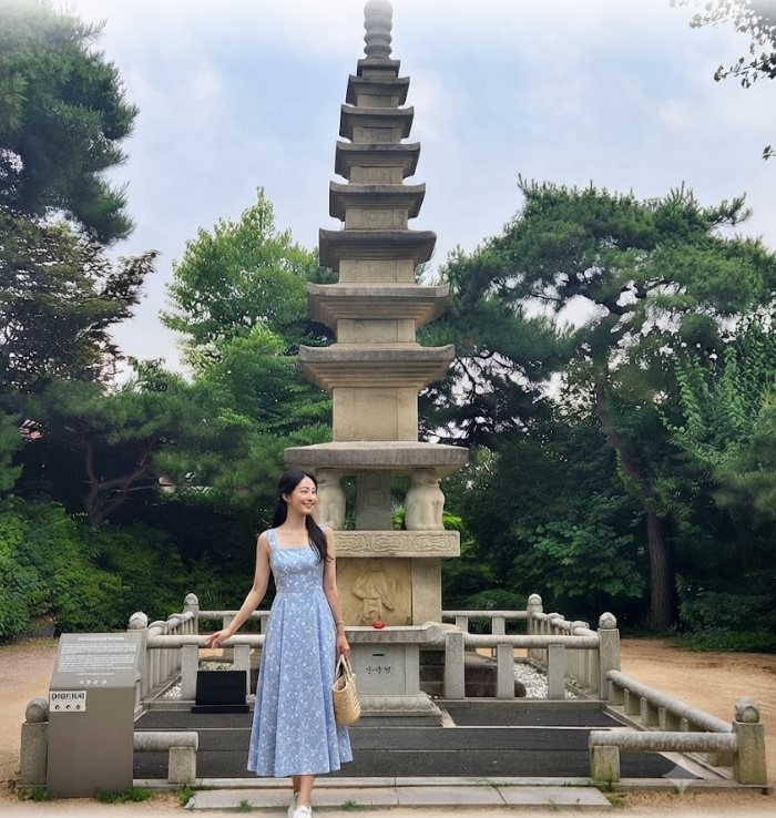 성북구 사찰에서 마음의 평화를 만끽하는 사람