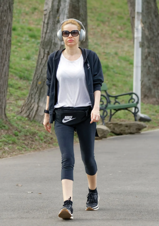 만 보 걷기 운동을 하고 있는 여성