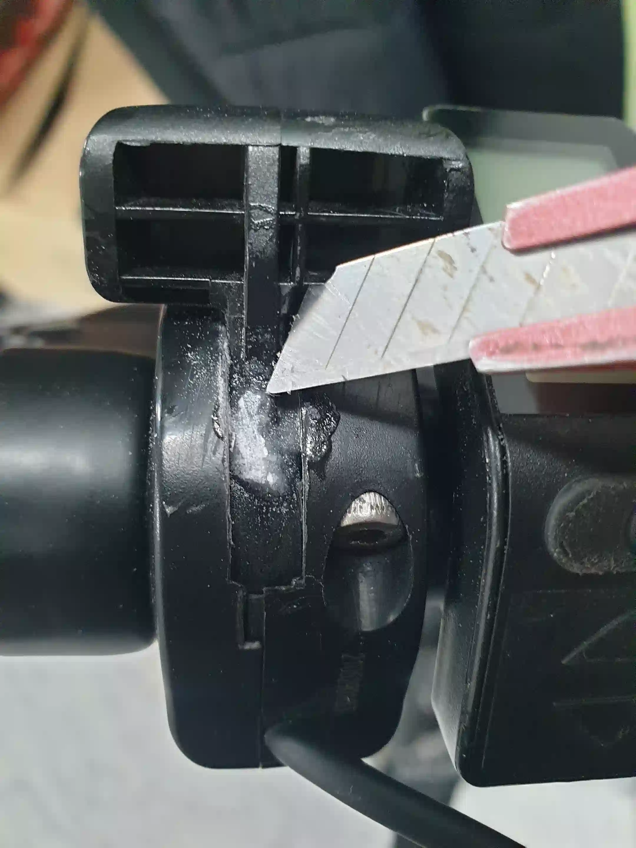 두꺼워진 부위 칼로 긁어내기