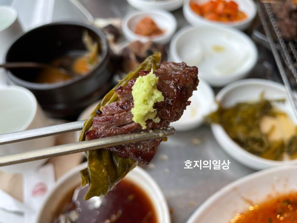 제주 명호마농갈비 - 유채나물+고기+와사비 조합
