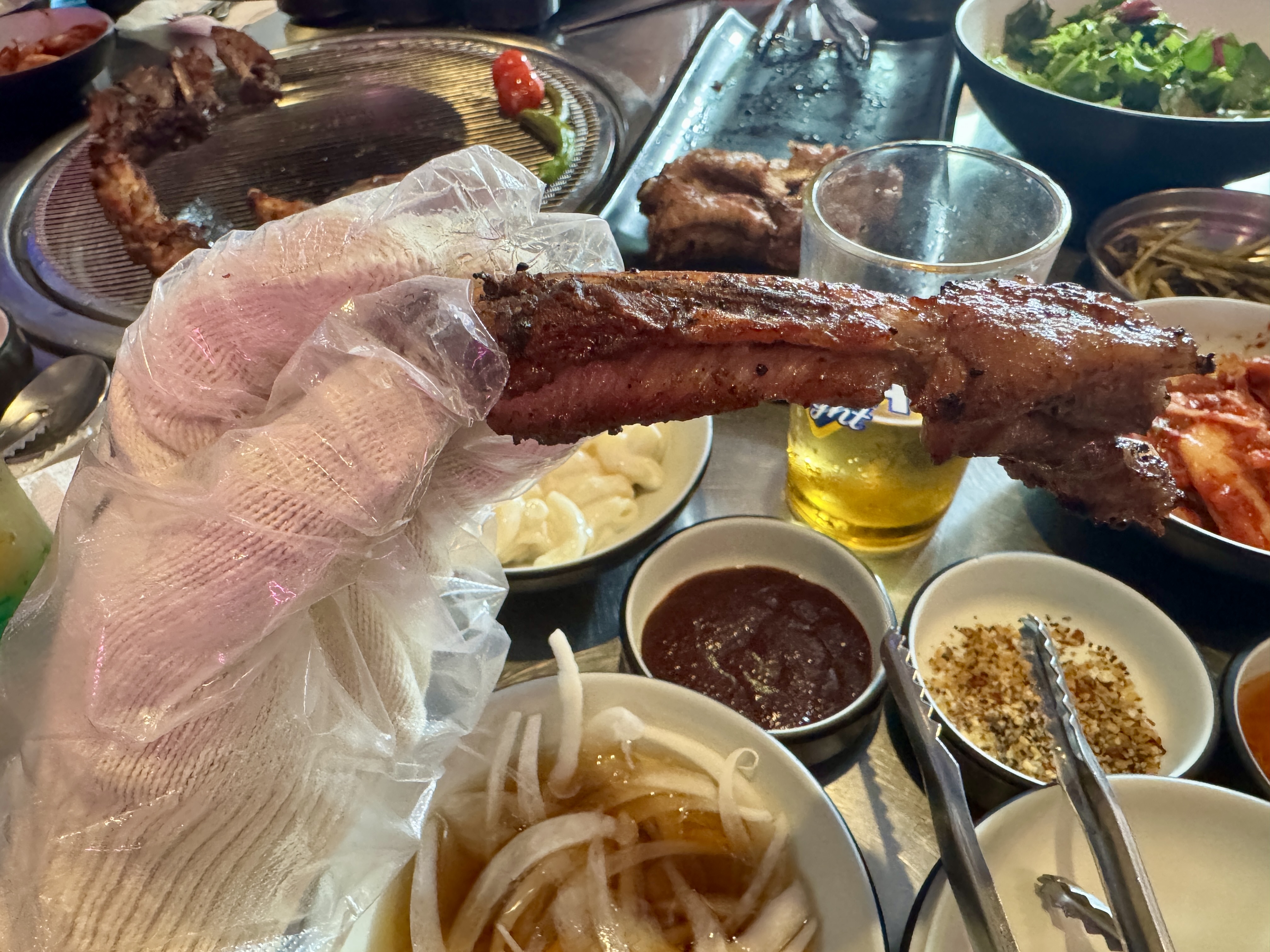 강남 쪽갈비 논현점 참숯에 구워지는 초벌 쪽갈비 클로즈업