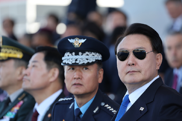 윤석열 대통령이 17일 경기도 성남 서울공항에서 열린 '서울 아덱스(ADEX) 2023' 개막식에서 축하비행을 관람하고 있다. [사진=뉴시스]