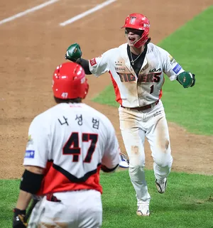 KIA 타이거즈의 박찬호가 8회 말 1타점 2루타를 치고 환호하는 모습.