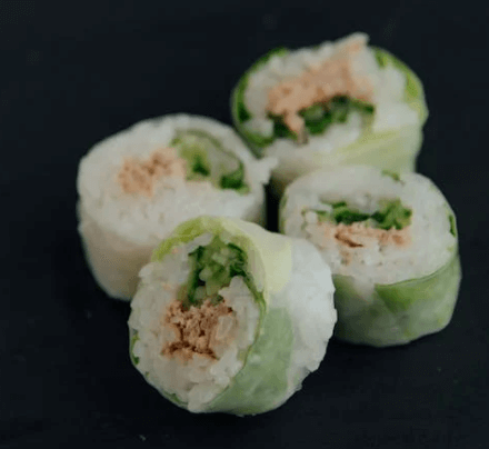 한입 크기로 말아 접시에 담긴 양배추쌈밥