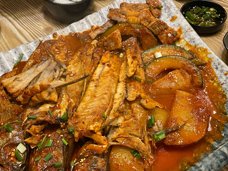 먹기 좋게 잘라주신 명태갈비조림