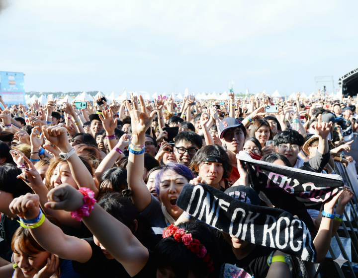 원 오크 록 콘서트에서 떼창으로 하나가 된 팬들이 보여준 압도적인 열정의 현장