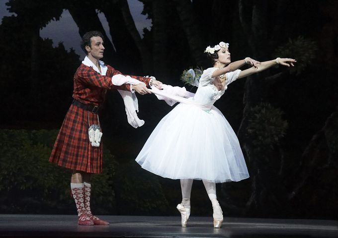 라 실피드에서 주인공을 연기하는 무용수들