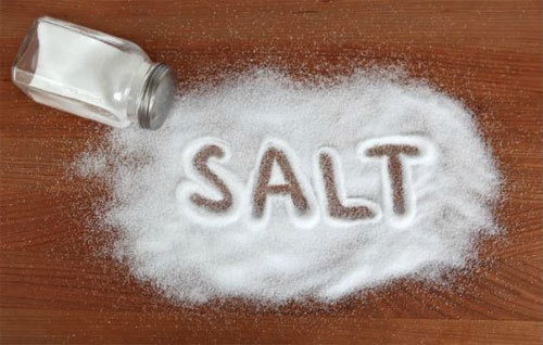 바닥에-소금이-흩뿌려져-있고-영어로-salt-글자를-만들었음