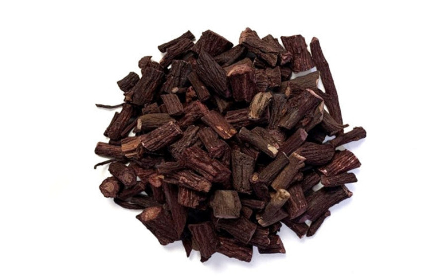 야생에서 채취를 한 자초나무의 줄기인 자초를 깨끗하게 세척한 후에 잘게 썰어 놓은 것을 하얀 바닥 위에 한움큼 놓아두고 찍은 사진