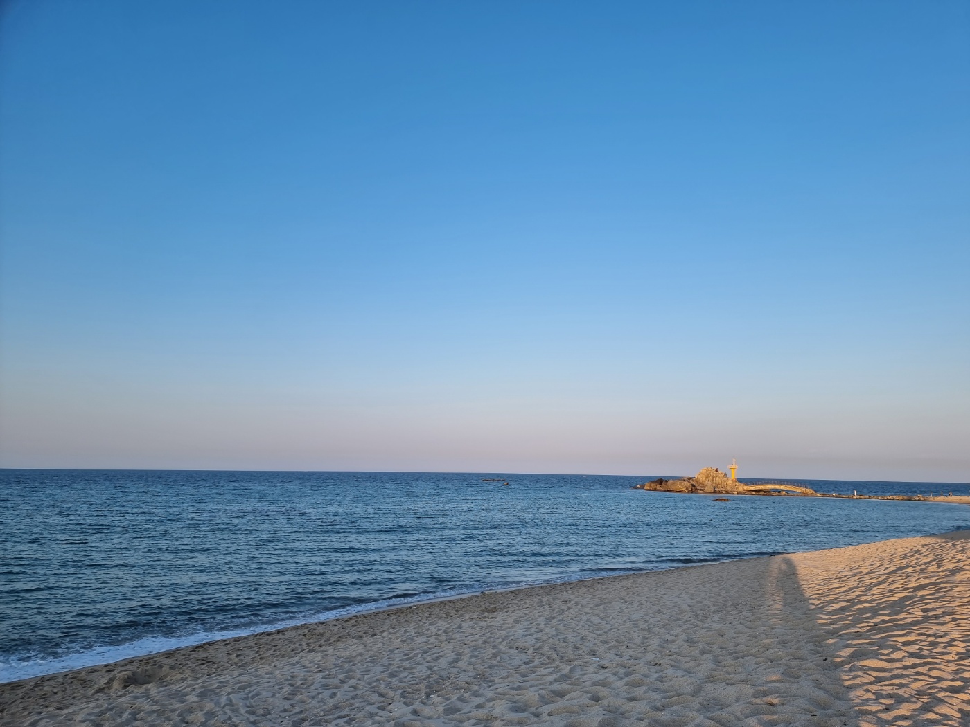 해질 무렵 오후의 경포해변의 바다입니다. 날씨도 맑고 잔잔한 바다 모습이 멋집니다.