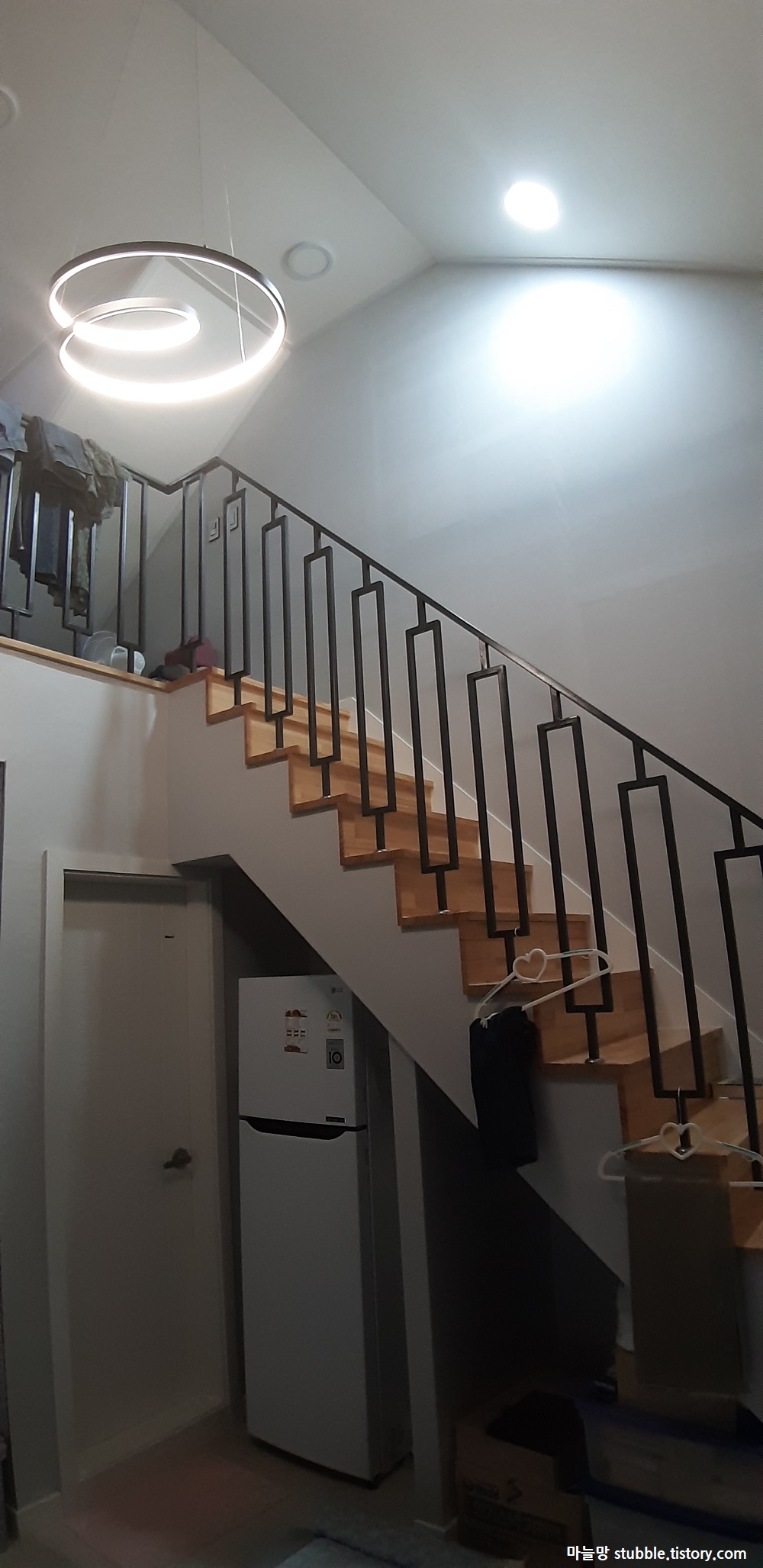 복층 계단밑과 냉장고, 층고가 느껴지는 사진