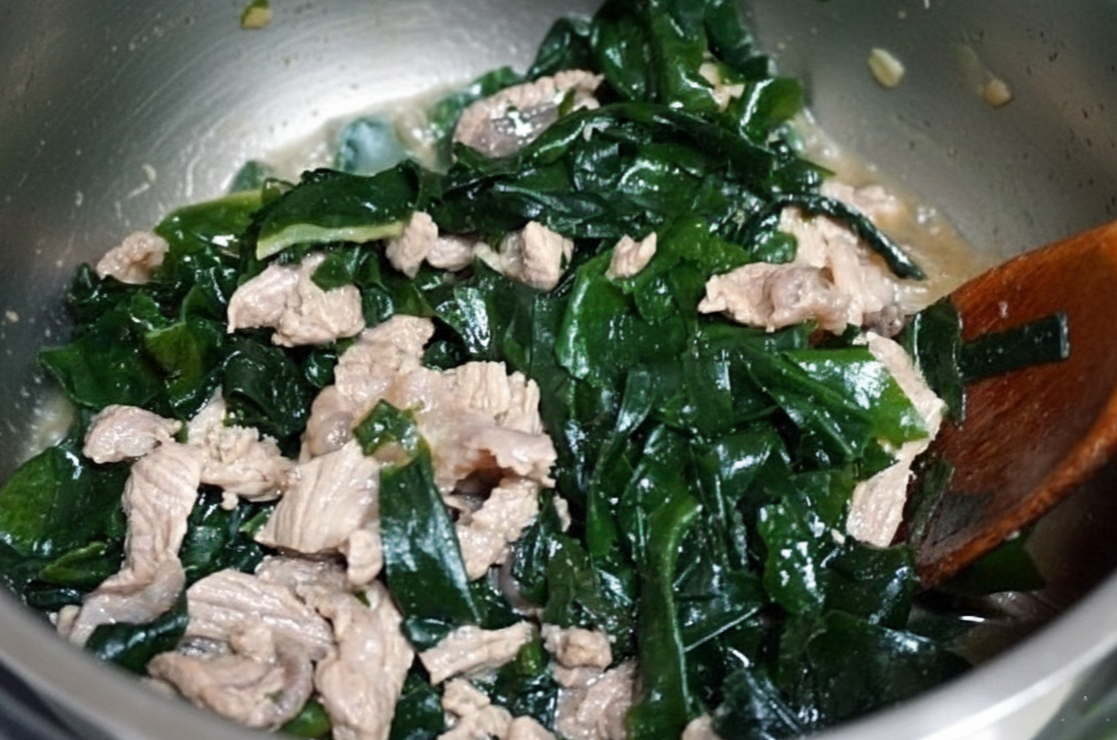 기름과 국간장에 밑간한 소고기와 불린 미역을 냄비에서 충분히 볶아 풍미를 내는 과정.