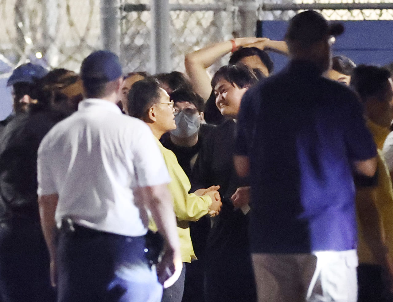 이민 단속으로 체포됐던 현대차-LG엔솔 배터리공장 건설 현장 직원들이 11일(현지시간) 미국 조지아주 포크스턴의 이민세관단속국(ICE) 구금시설에서 나오며 조기중 워싱턴 총영사와 손을 잡고 대화하고 있다.