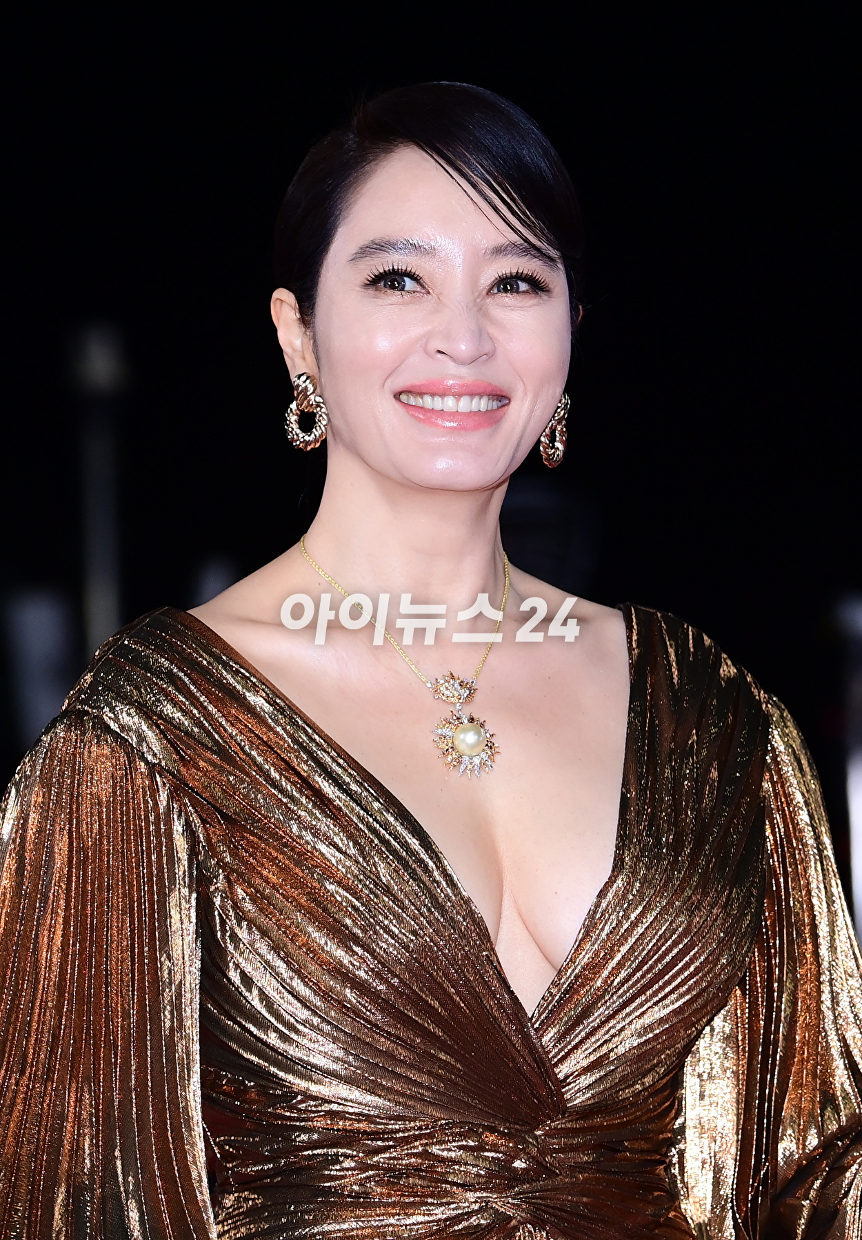 배우 김혜수가 24일 오후 서울 영등포구 여의도 KBS홀에서 진행된 제44회 청룡영화상 레드카펫 행사에 시상식 MC로 참석하고 있다. [사진=정소희 기자]