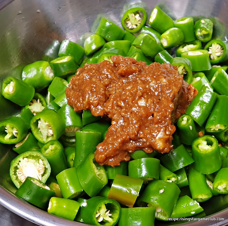 풋고추 된장무침을 하기 위해 썰어진 풋고추에 된장 양념을 넣은 사진