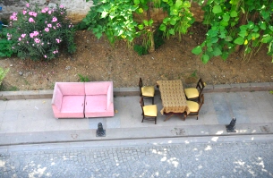 실외 소파 말리기 햇빛 바람 이용한 건조와 소독하기