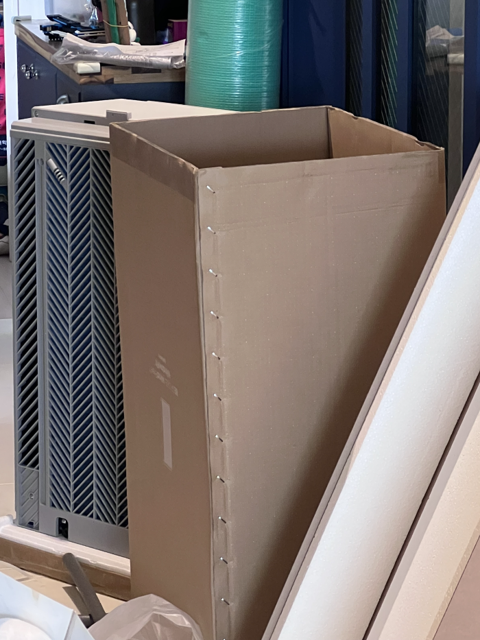 설치준비중인 삼성 창문형 에어컨