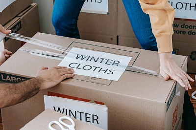 박스를-포장-하는-남자