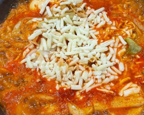 모차렐라-치즈가-듬뿍-들어간-떡볶이