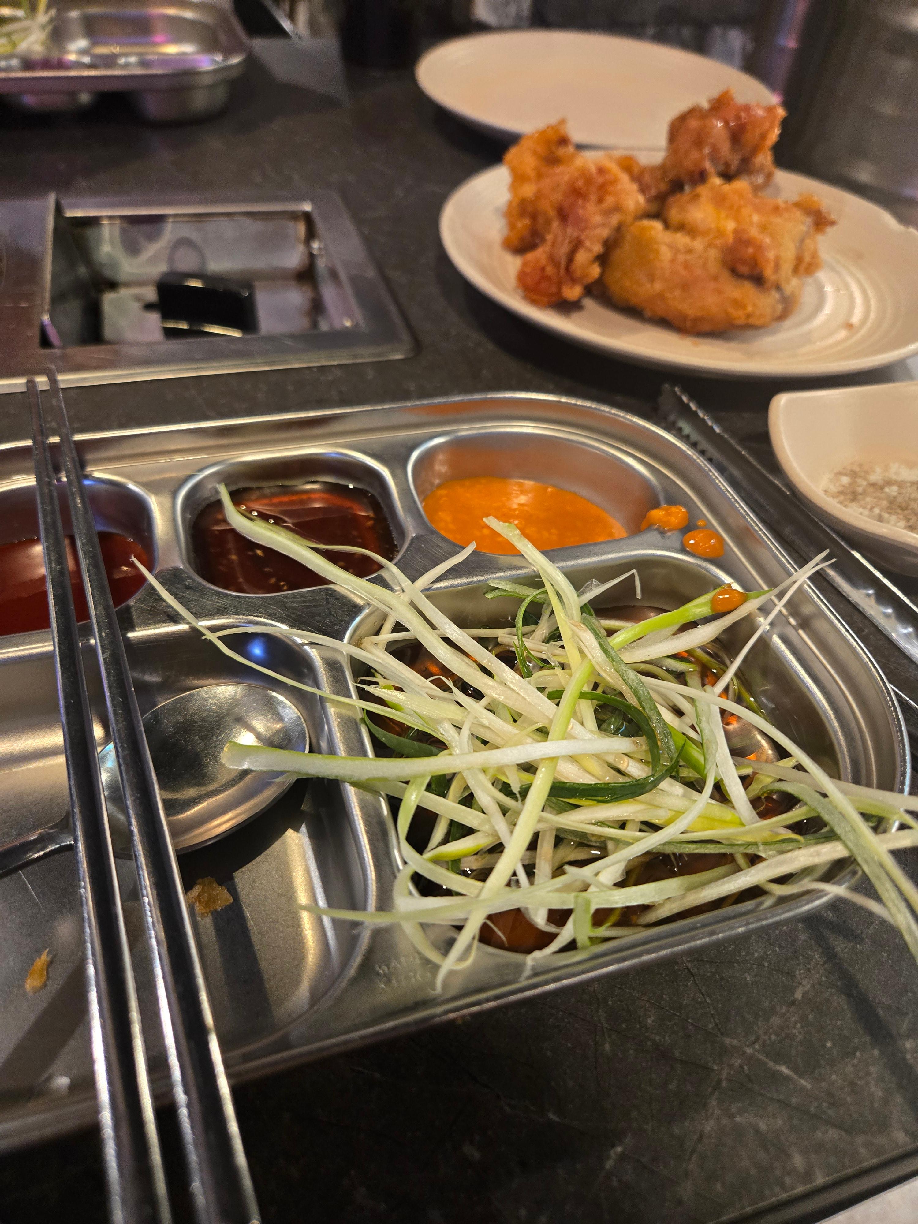 홍대 닭갈비 무한리필 계주상회 야채 및 소스