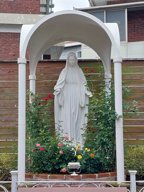 홍제동성당 성모동산 성모상 사진입니다.
