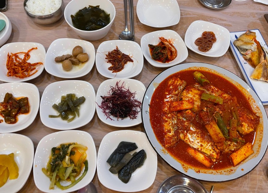 푸짐하게 차려진 동네한바퀴 목포 먹갈치조림한상