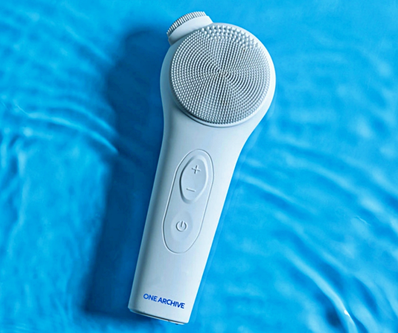 원아카이브 진동클렌저 2세대가 땅에 놓여있는 모습