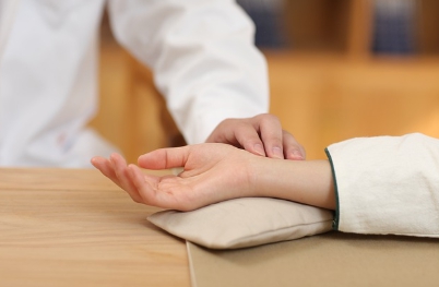 왼쪽 아랫배 통증&amp;#44; 그냥 넘기면 안 되는 이유! 증상별 원인부터 해결법까지