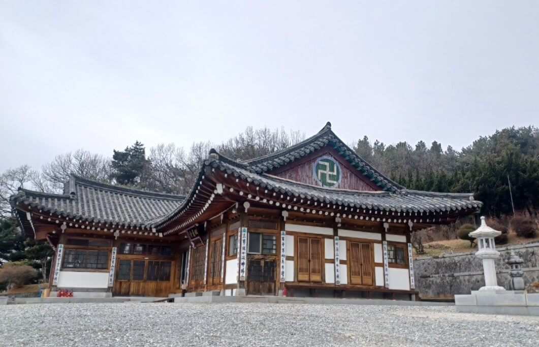 아산 송암사 : 설화산의 송림과 암벽이 어우러져 아름다운 경관을 연출하고 있는 사찰