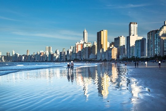 유명 관광지 도심지 인근 해변가 모습