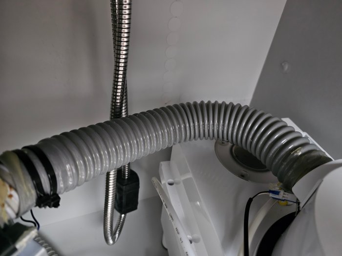 싱크대-아래에있는-배관