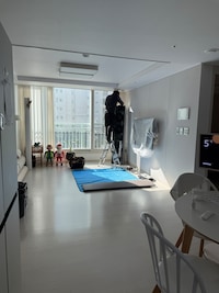 에어컨을 청소하는 이미지