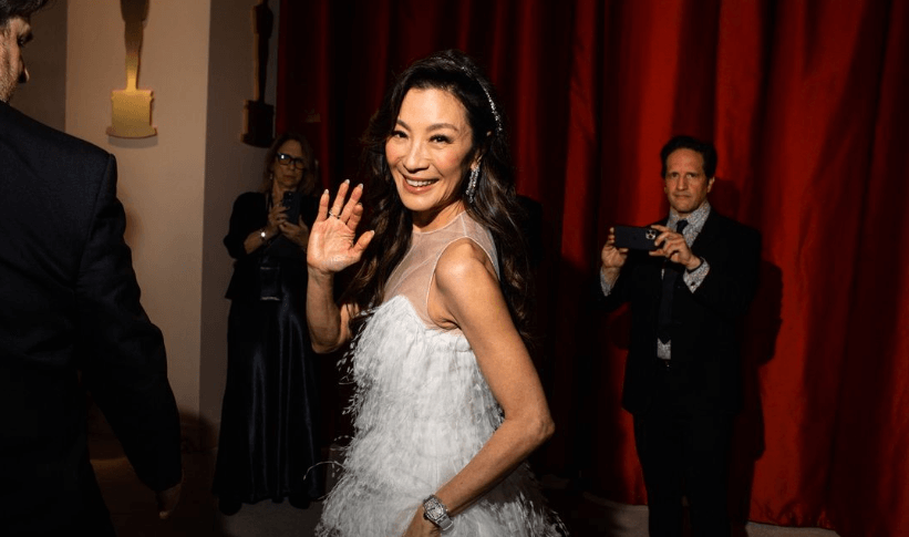 양자경이 웃고있다.