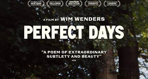 Perfect Days (퍼펙트 데이즈) 포스터 일부 이미지.
감독 Wim Wenders와 평론가 VOX의 문구
“A poem of extraordinary subtlety and beauty”가 숲 배경 위에 인상적으로 배치되어 있다.
