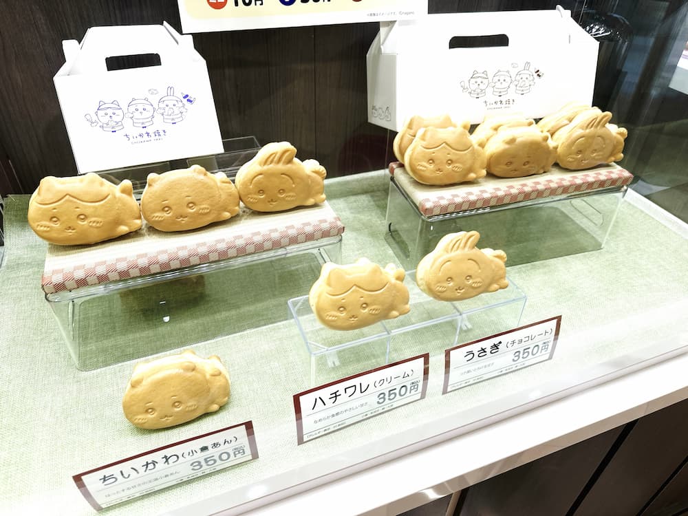나란히 놓인 치이카와 팥맛, 하치와레 크림맛, 우사기 초코맛 모양의 일본 요코하마 월드포터스 한정 귀여운 야끼빵들