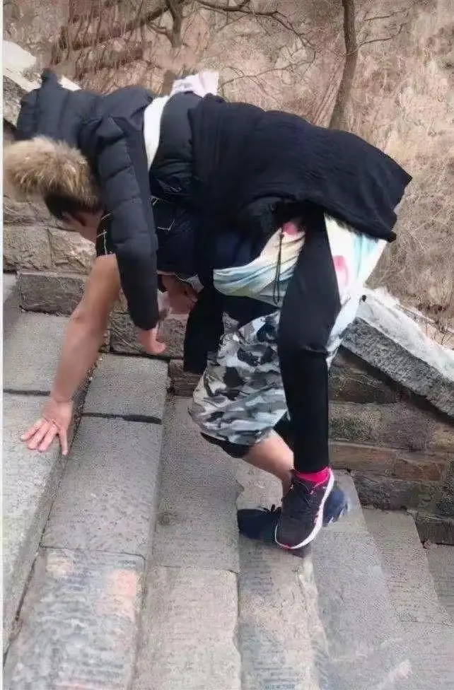 사랑 하나 믿고 뛰어내린 그녀, 반신불수가 됐다”…20세 여성을 끝까지 지킨 남자의 10년 사랑 이야기