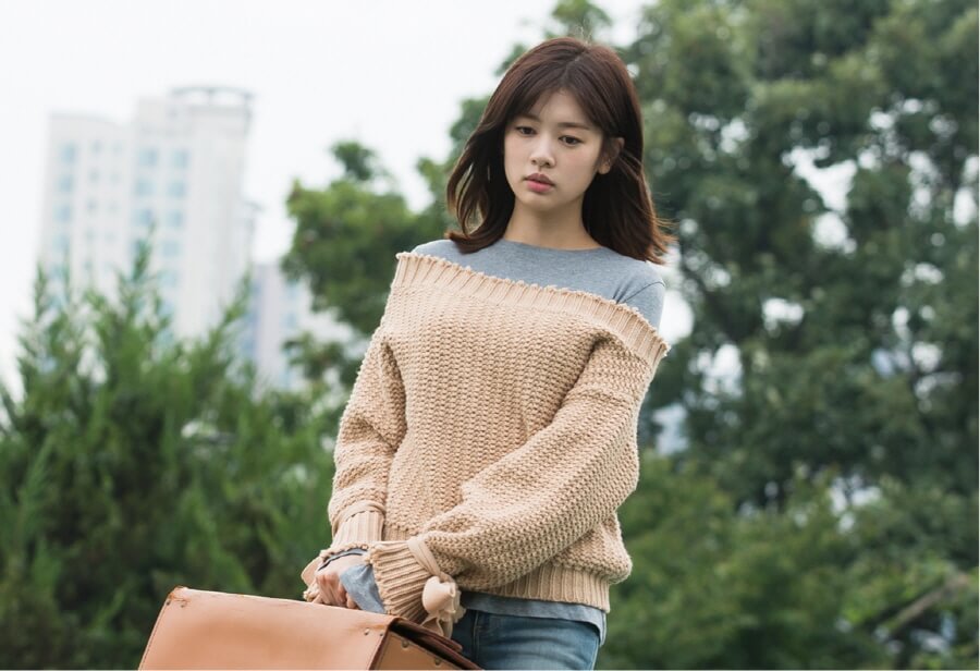 여주인공이 가방을 들고 이동하는 모습