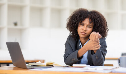 방아쇠수지증후군 통증 무시하면 안된다. 사용량이 많은 만큼 손목과 손가락에 생길 수 있는 질환도 많아 손 질환은 더 이상 생소한 질환이 아닌거 같습니다