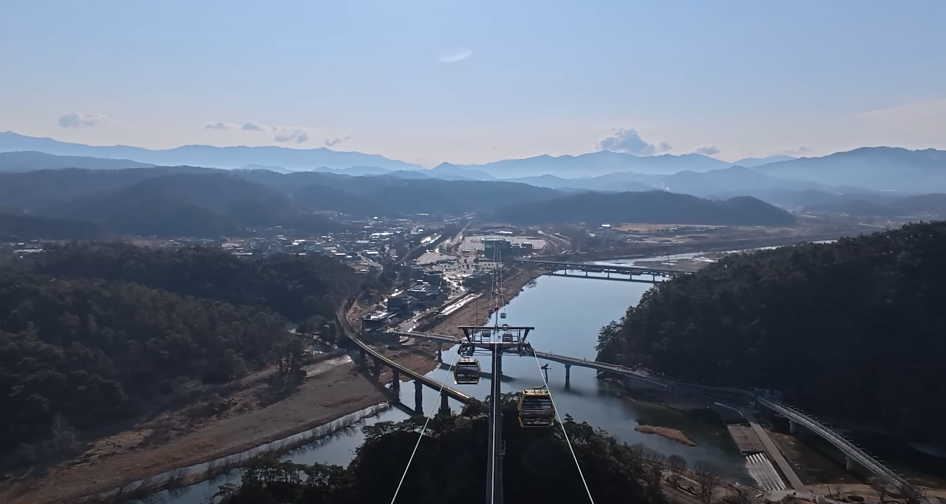 하늘계단에서 내려다 보이는 소금산의 전경입니다. 