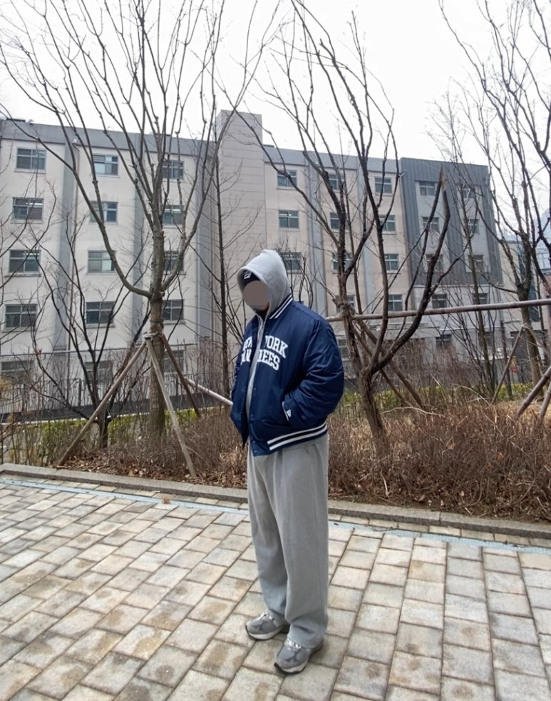 데일리룩('26.1.15.)반스 VANS 밀포드 비니, 뉴에라 MLB 뉴욕양키스 스타디움재킷 야구점퍼, 토피 그레이 후드티 집업, 토피 그레이 와이드 팬츠, 뉴발란스 993 그레이
