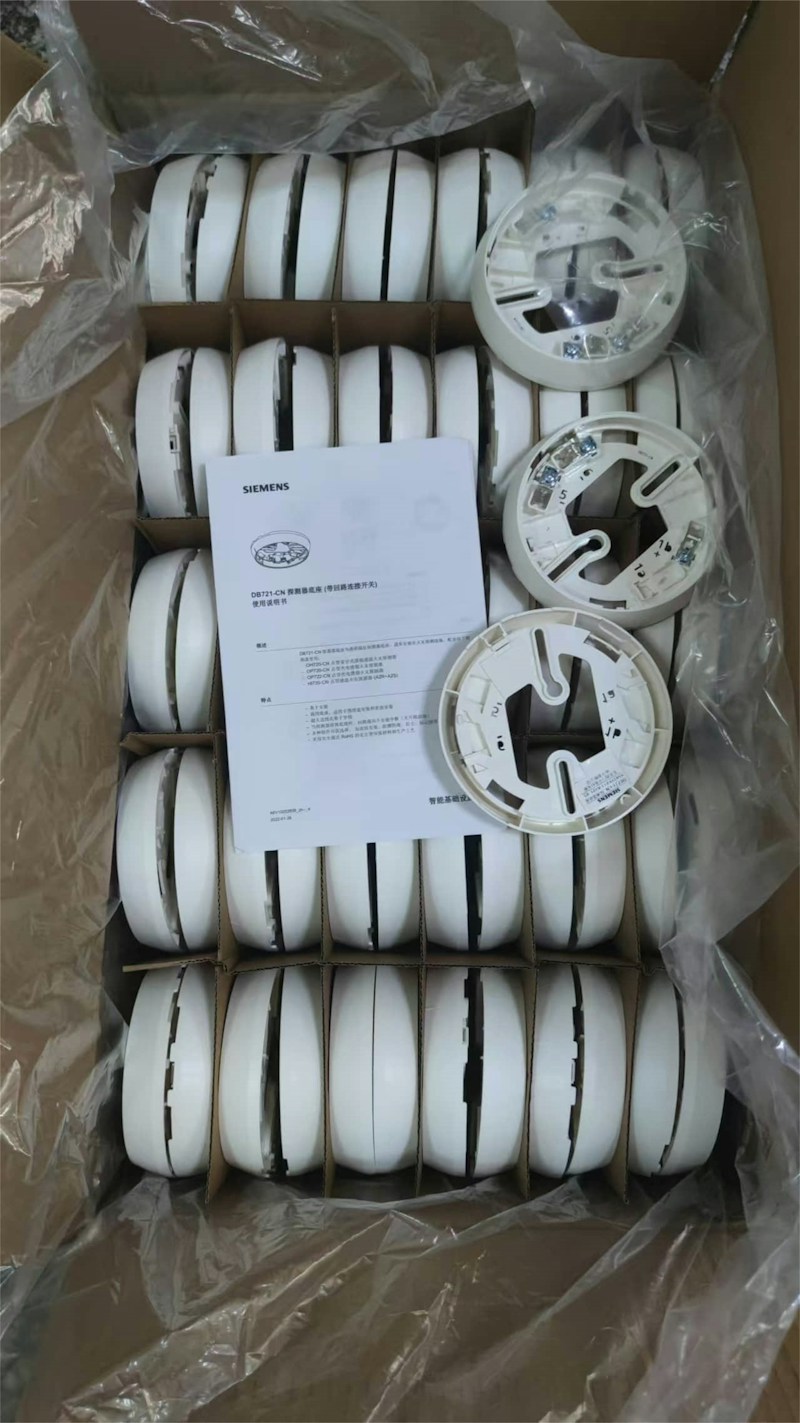 천장에 설치하는 새 경보기와 설명서가 든 제품 상자