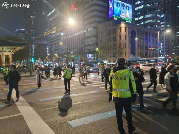 광화문광장 주위에 많은 경찰들이 배치돼 질서유지를 도왔다. ⓒ김진흥