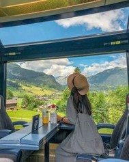 기차-창밖으로-펼쳐진-자연을-만끽하는-소녀