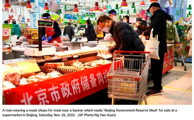 중국 국민들 난리 났다!...시위대 발포로 10명 사망 VIDEO:Chinese authorities loosen COVID-19 restrictions in some neighborhoods after protests