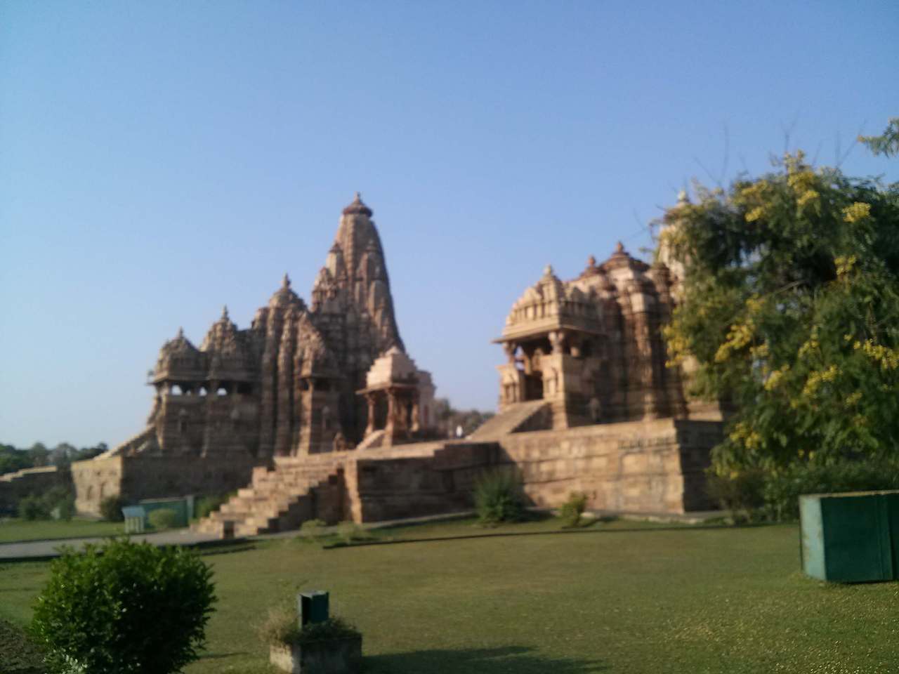 인도 카주라호 사원의 거대한 사암 건축물 외관