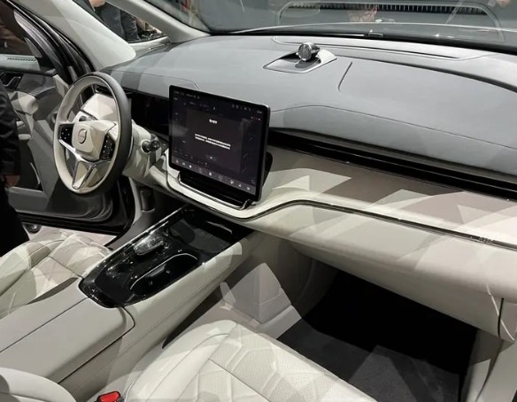 출시가 기다려지는 미니밴 볼보 EM90 제원, 디자인, 성능, 가격