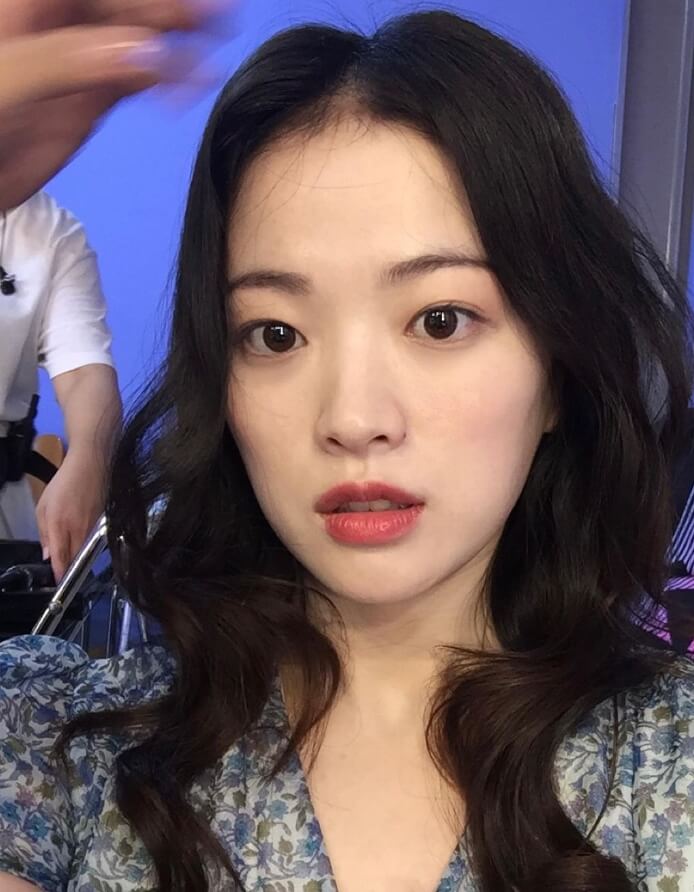 원피스를입고있는-긴머리여성의모습