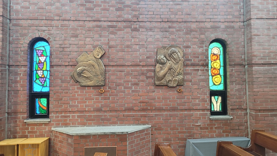 도봉동성당 안에 있는 십자가의 길과 이남규 루카 선생님의 스테인드글라스 작품(포도, 밀떡을 표현) 사진