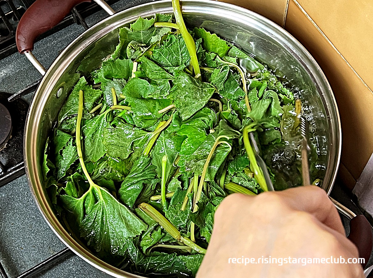 머위가 데쳐진 정도를 확인하는 사진