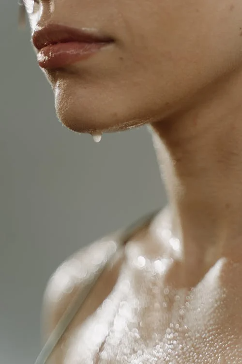 습한 날씨에 여드름 더 심해지는 이유는? 피부 속 습열 잡는 법